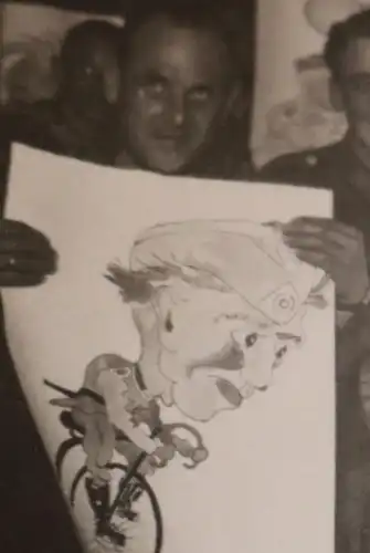 tolles altes Foto  Gruppe Soldaten halten Karikaturen von sich in der Hand 