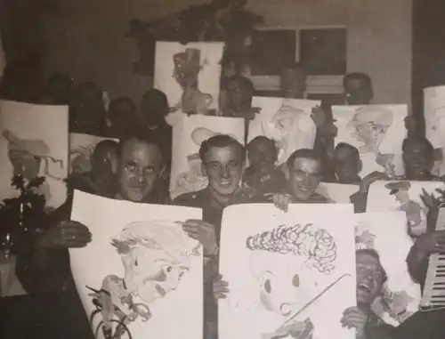 tolles altes Foto  Gruppe Soldaten halten Karikaturen von sich in der Hand 