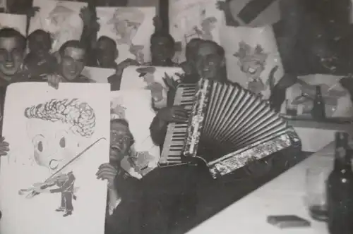 tolles altes Foto  Gruppe Soldaten halten Karikaturen von sich in der Hand