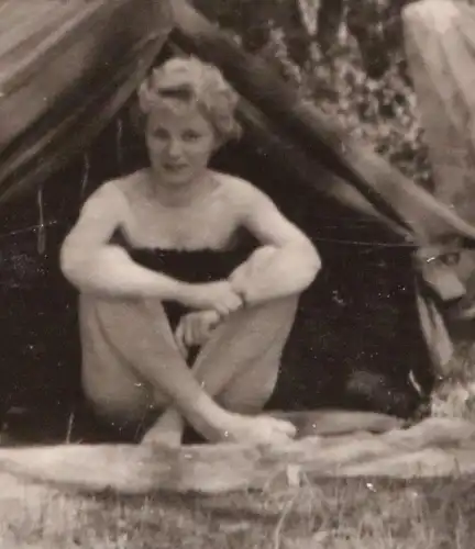 tolles altes Foto  hübsche Frau am campen  mit Motorroller - DDR- 50er Jahre 