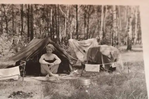 tolles altes Foto  hübsche Frau am campen  mit Motorroller - DDR- 50er Jahre