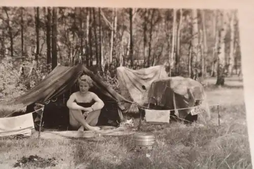tolles altes Foto  hübsche Frau am campen  mit Motorroller - DDR- 50er Jahre 