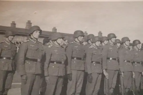 altes Foto .- Soldaten angetreten - Ort ???