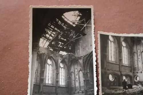 zwei alte Fotos  - mir unbekannte alte zerstörte Kirche  - Wandbild