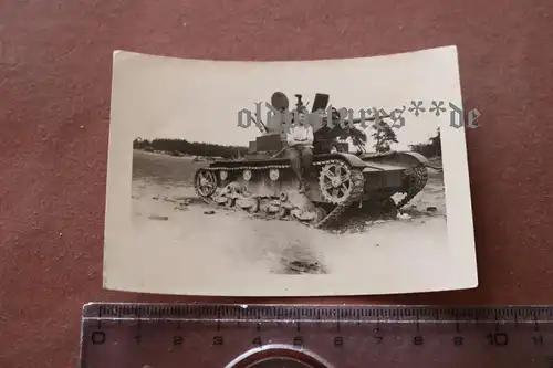 tolles altes Foto - Soldat posiert auf Panzer T26 ?? Russland