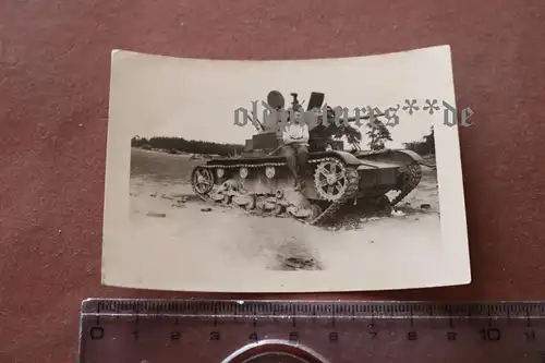 tolles altes Foto - Soldat posiert auf Panzer T26 ?? Russland 