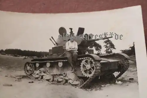 tolles altes Foto - Soldat posiert auf Panzer T26 ?? Russland 