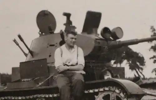 tolles altes Foto - Soldat posiert auf Panzer T26 ?? Russland