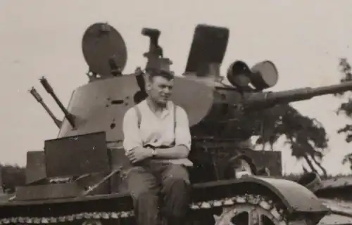tolles altes Foto - Soldat posiert auf Panzer T26 ?? Russland 