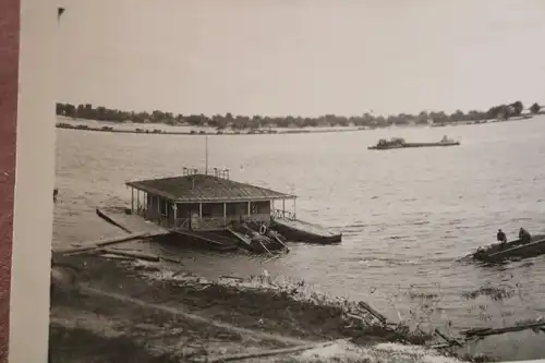 tolles altes Foto - Anlegeplatz - Hausboot für Pionier-Sturmboote