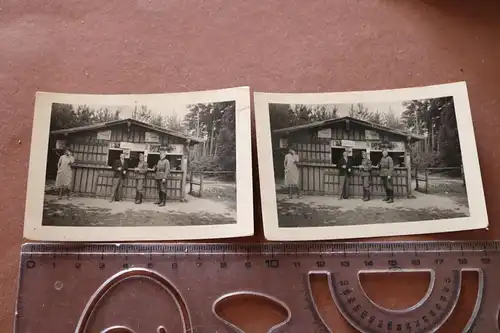 zwei tolle alte Fotos - Soldaten und Zivilisten an einer Kantine in ? 