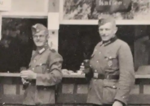 zwei tolle alte Fotos - Soldaten und Zivilisten an einer Kantine in ? 