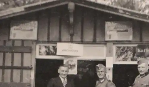 zwei tolle alte Fotos - Soldaten und Zivilisten an einer Kantine in ? 