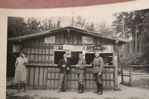 zwei tolle alte Fotos - Soldaten und Zivilisten an einer Kantine in ? 