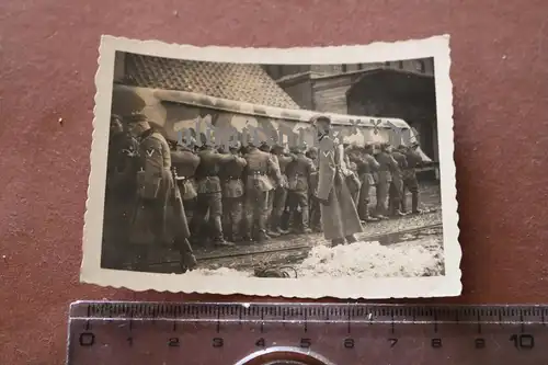 tolles altes Foto - Soldaten tragen ein Boot ?? Ponton ? Tarnfarbe