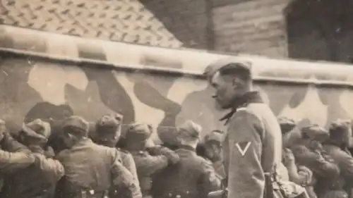 tolles altes Foto - Soldaten tragen ein Boot ?? Ponton ? Tarnfarbe 