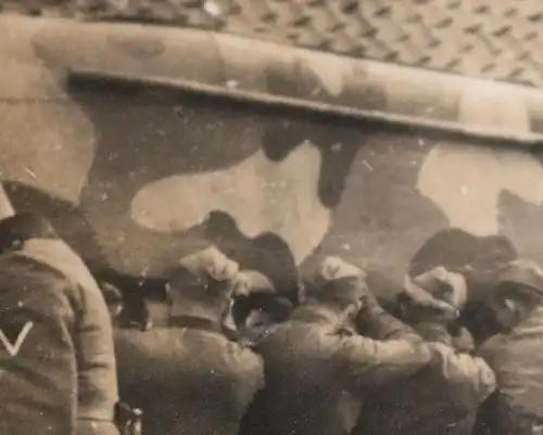 tolles altes Foto - Soldaten tragen ein Boot ?? Ponton ? Tarnfarbe 