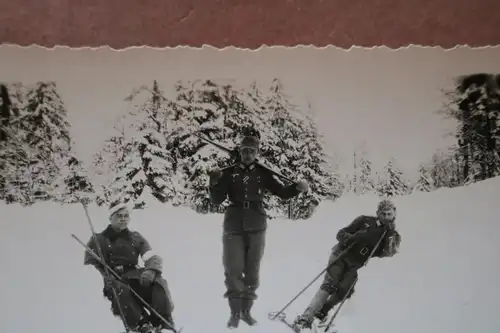 tolles altes Foto - Soldaten unterwegs mit Skier - Ski fahren