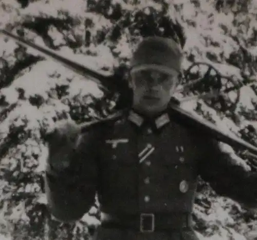 tolles altes Foto - Soldaten unterwegs mit Skier - Ski fahren 