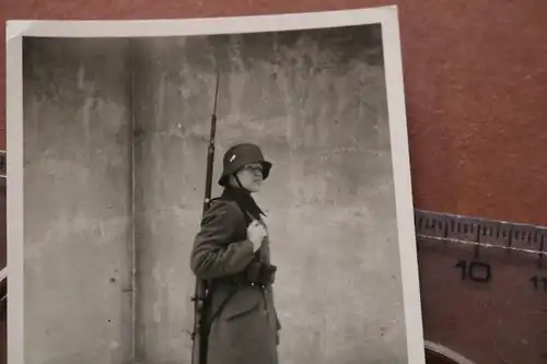 tolles altes Foto junger Kanonier auf Wache in Hannover