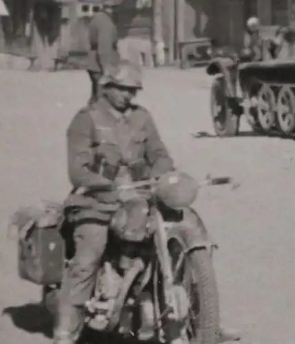 tolles altes Foto - Krad - Halbkette mit PaK , Soldat mit Brustschild Ort ? Russ