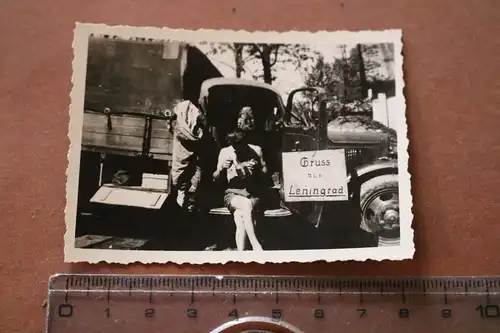tolles altes Foto Soldat beim Essen - LKW - Schild Gruss aus Leningrad 
