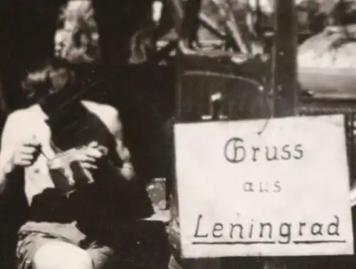 tolles altes Foto Soldat beim Essen - LKW - Schild Gruss aus Leningrad