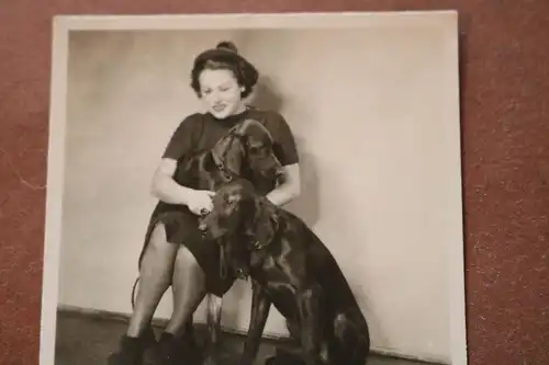 tolles altes Foto - hübsche Frau mit zwei Hunden - 30-50er Jahre