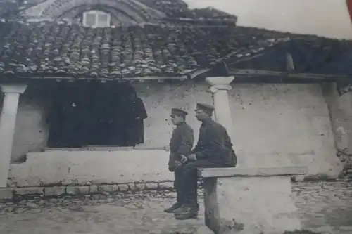 tolles altes Foto - Soldaten sitzen vor einer Kirche - Geistliche beim Eingang