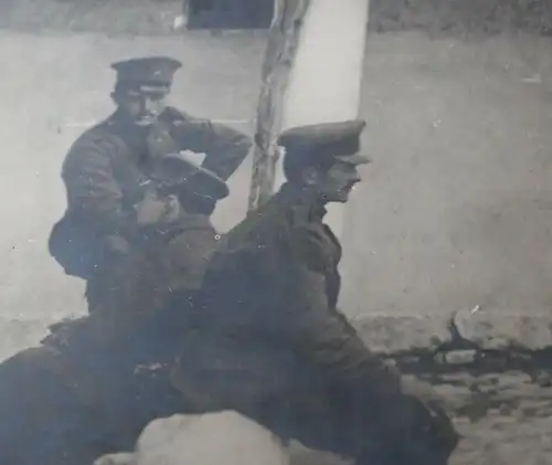 tolles altes Foto - Soldaten sitzen vor einer Kirche - Geistliche beim Eingang