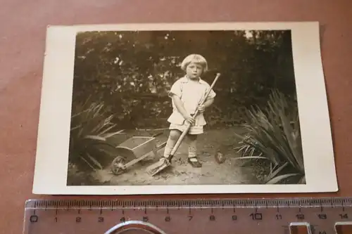 tolles altes Foto kleiner Junge als Gärtner, Schaufel und kleine Holzkarre 1910-