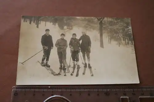tolles altes Foto - vier Jungs am Skifahren - 1939 - Ort ?