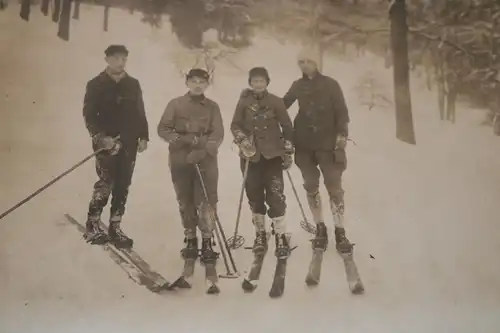 tolles altes Foto - vier Jungs am Skifahren - 1939 - Ort ?