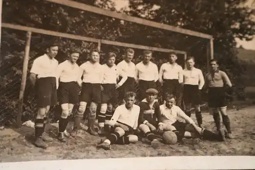 tolles altes Mannschaftsfoto - Fußballverein - Ort ???  1920-30 ?