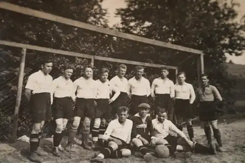 tolles altes Mannschaftsfoto - Fußballverein - Ort ???  1920-30 ?