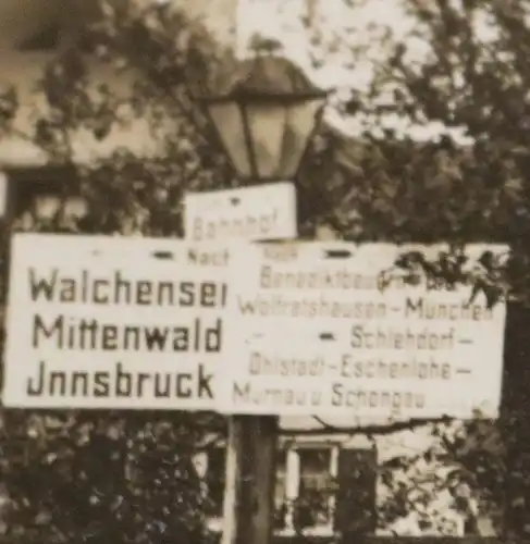 tolles altes Foto - Personen an Wegweiser - Walchensee, Zum Bahnhof 1910-20 ?