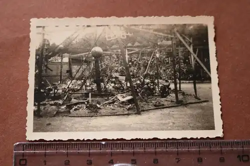 altes Foto  zerstörtes Richters Kinder-Karussell Hamburg nach Bombenangriff 1943