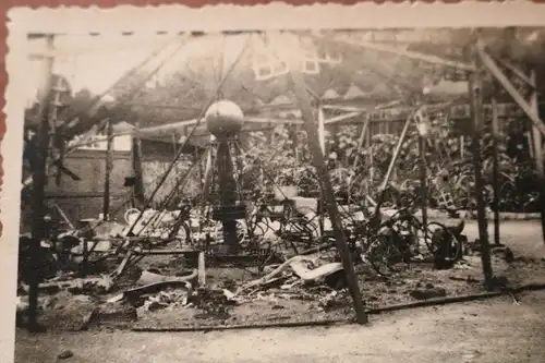 altes Foto  zerstörtes Richters Kinder-Karussell Hamburg nach Bombenangriff 1943