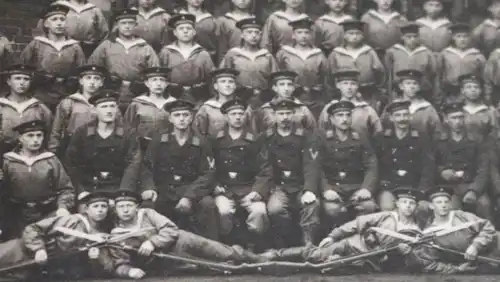 zwei tolle alte Gruppenfotos - Matrosen kaiserliche Marine - Rüstersiel 
