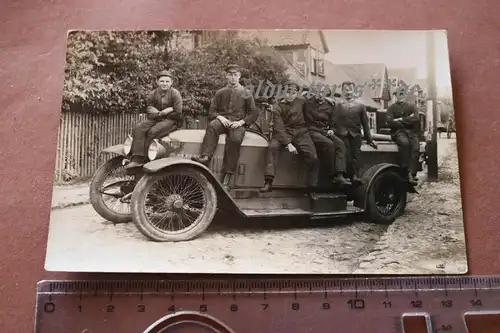 tolles altes Foto - Gruppe Männer sitzen auf einem Oldtimer - 1910-20 ???