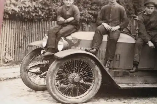 tolles altes Foto - Gruppe Männer sitzen auf einem Oldtimer - 1910-20 ???