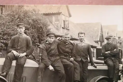 tolles altes Foto - Gruppe Männer sitzen auf einem Oldtimer - 1910-20 ???