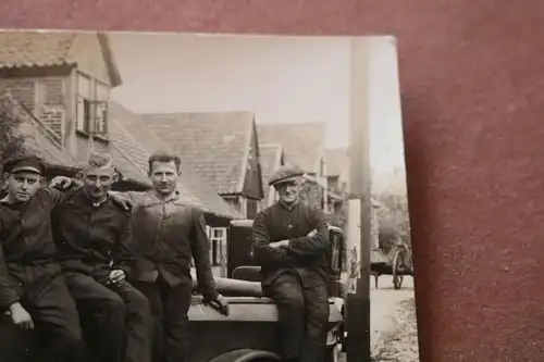 tolles altes Foto - Gruppe Männer sitzen auf einem Oldtimer - 1910-20 ???