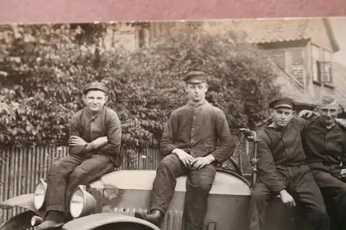 tolles altes Foto - Gruppe Männer sitzen auf einem Oldtimer - 1910-20 ???