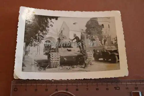 altes Foto - zerstörter russischer Panzer T34 ??? in Lemberg ??