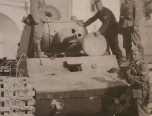 altes Foto - zerstörter russischer Panzer T34 ??? in Lemberg ??