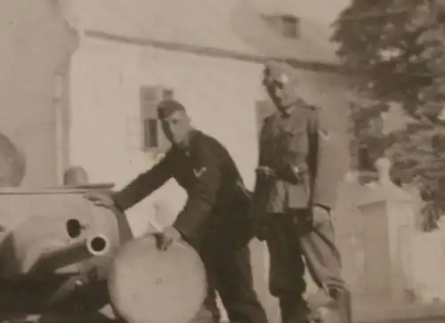 altes Foto - zerstörter russischer Panzer T34 ??? in Lemberg ??