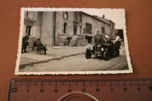 altes Foto  Zerstörter Ort - Soldaten mit Oldtimer unterwegs - Wasilev ???