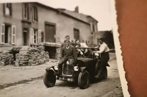 altes Foto  Zerstörter Ort - Soldaten mit Oldtimer unterwegs - Wasilev ???