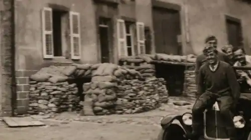 altes Foto  Zerstörter Ort - Soldaten mit Oldtimer unterwegs - Wasilev ???